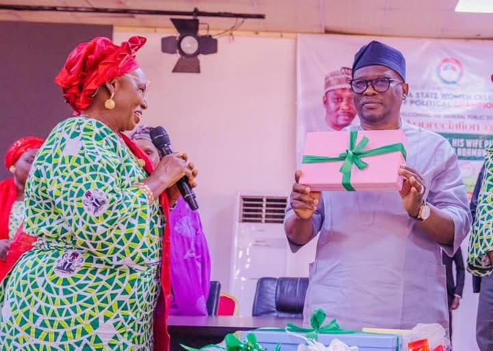 ADAMAWA WOMEN PRESENT AWARD OF EXCELLENCE TO GOVERNOR FINITRI FOR GENDER FRIENDLY