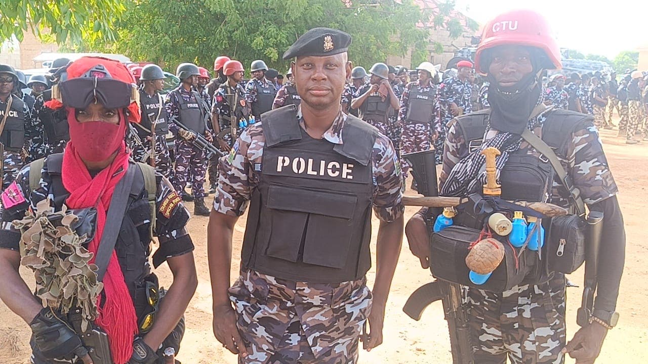 Adamawa Police Arrest Two Suspected Armed Robbers, Recover Weapons, Stolen Items